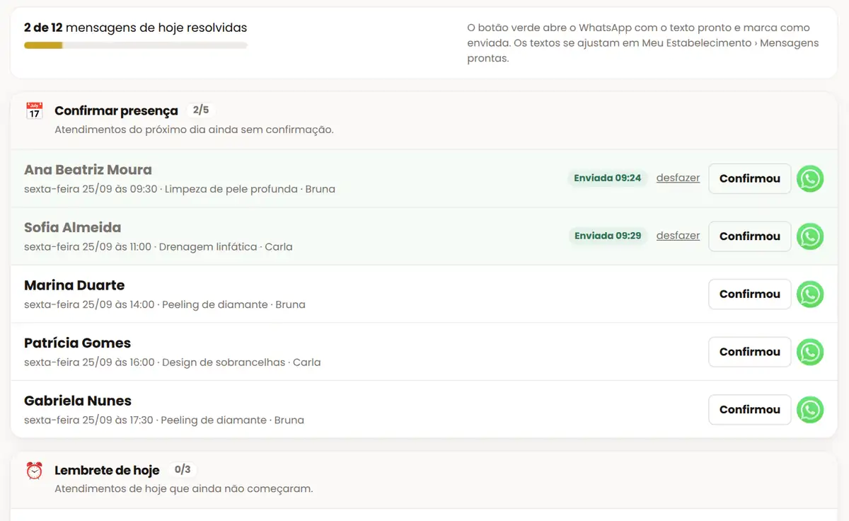 Tela Mensagens do dia do Naduk com confirmações de amanhã, duas já enviadas, e o botão do WhatsApp em cada cliente. Estabelecimento e clientes fictícios